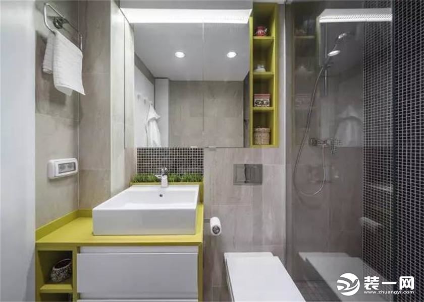 卫生间空间非常小，但是也做好了干湿分离，墙面和手盆柜体也最大化利用，打造了具有装饰效果的置物架和收纳