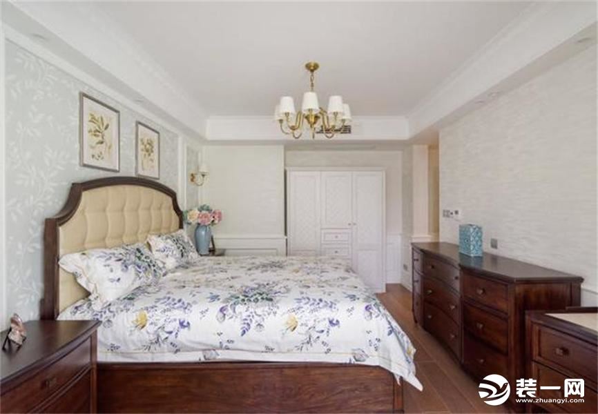 主卧清新自然，是一个典型的美式风格卧室，空间比较大，舒适惬意。
