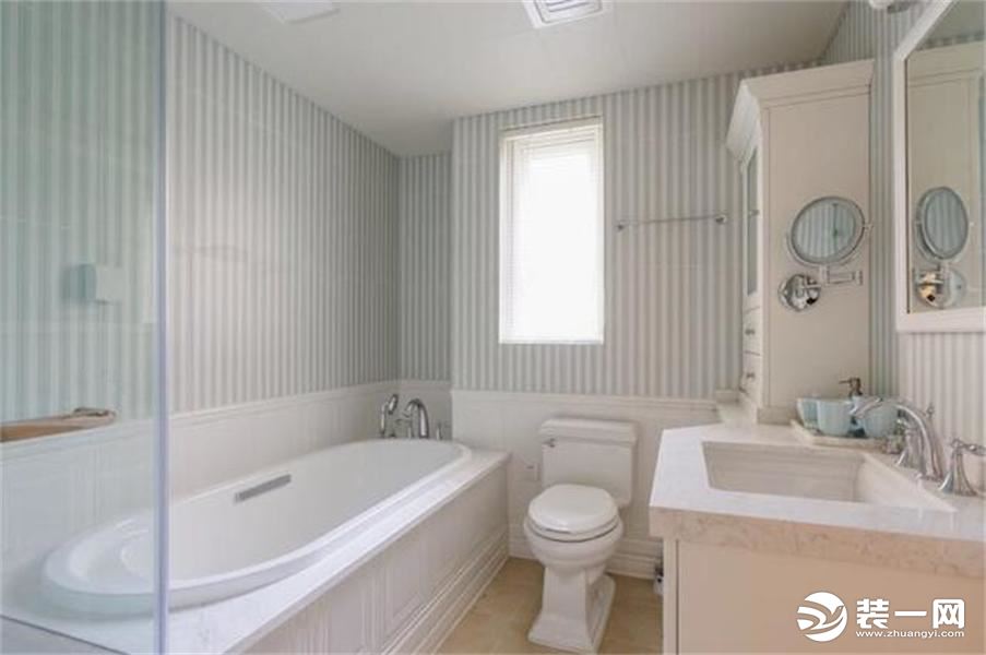 卫生间是浴缸设计，不过站在浴缸淋浴也可以。