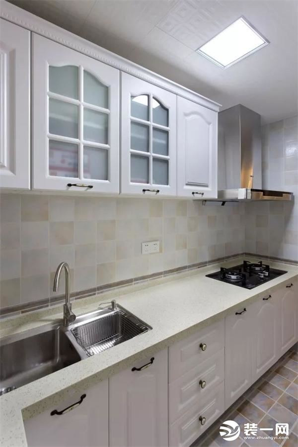 厨房比较简单，白色的整体橱柜，搭配玻璃的柜门，显得厨房干净大方