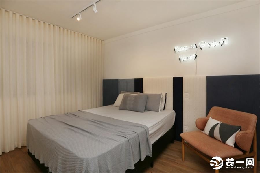 卧室比较简约，黑白灰的色调搭配让空间清雅，宁静，打造一个舒适的卧房空间