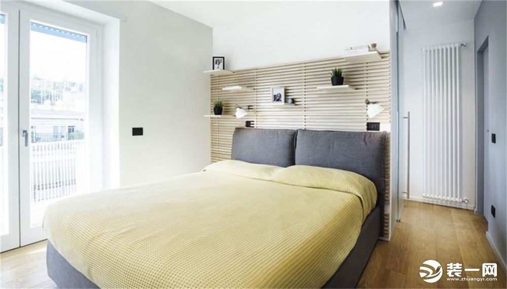 卧室的床和床品和客厅的还是一个色调的，温暖舒适，还和整体风格很搭配。