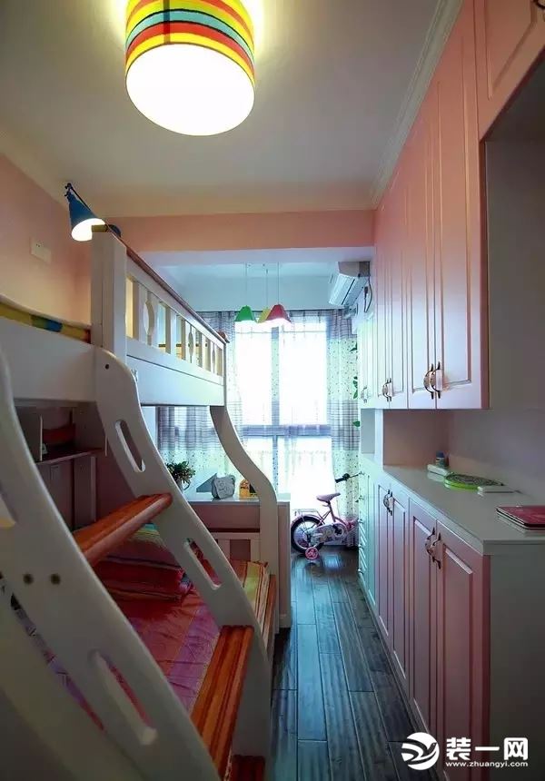 儿童房是上下床设计，老人和孩子一起在这个卧室居住，上下式的柜子收纳衣服也是足够。