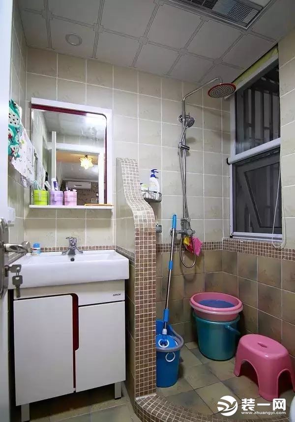 卫生间里也设置了一个移动的洗漱手盆，家里人毕竟多，也满足每天早起一家人的洗漱便利。