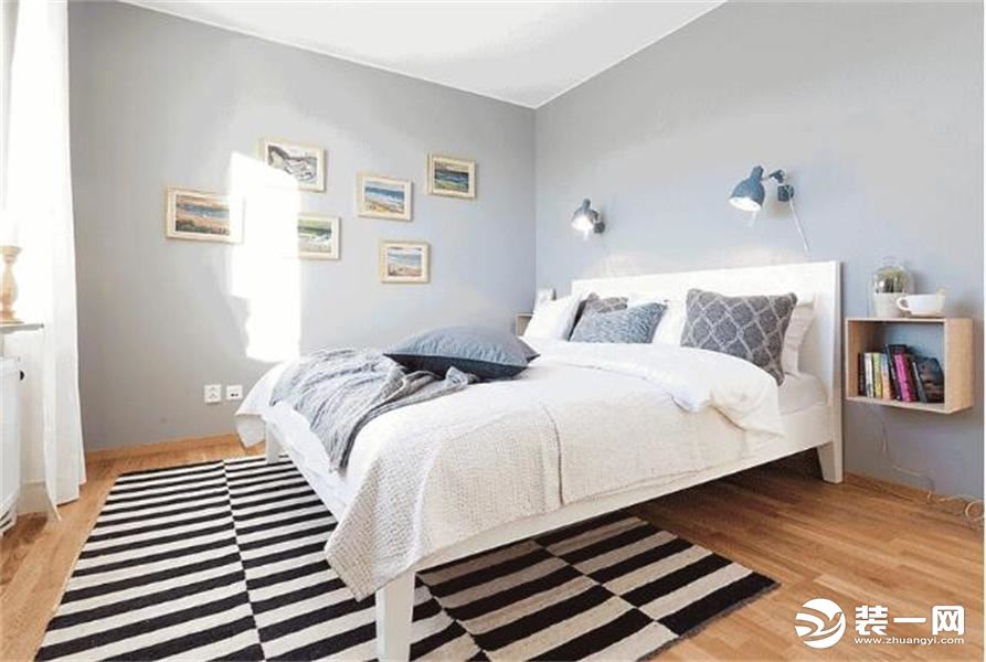卧室依旧是白与灰的搭配，黑白条纹的地毯拉伸视觉效果，和白色床及棉麻床品配一脸，卧房清新舒适又大气时尚