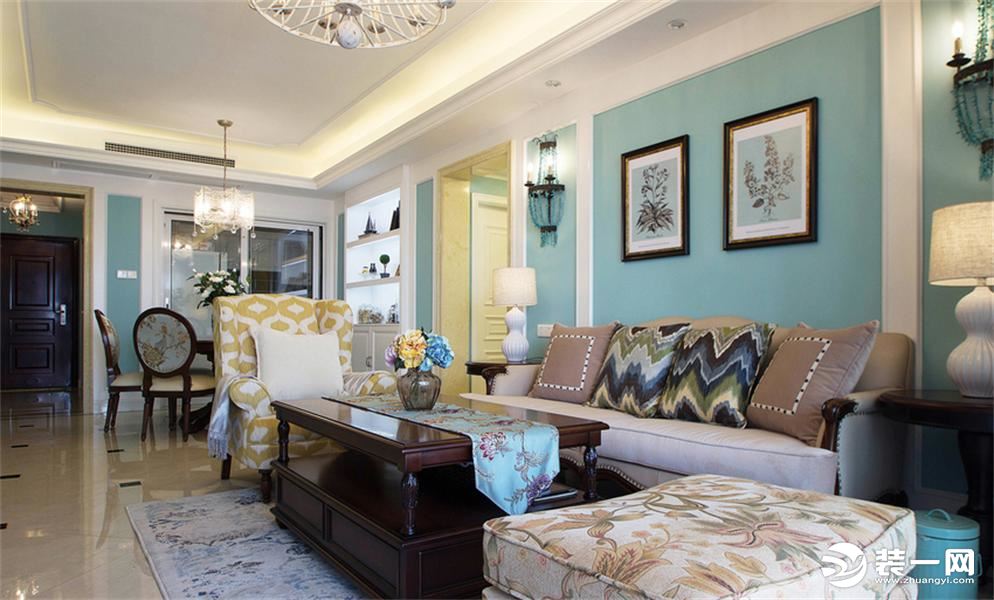 客厅的沙发是木质和布艺的美式风格沙发，实木的茶几和餐桌椅，整体空间用浅咖色和黄色搭配，空间气氛活跃，