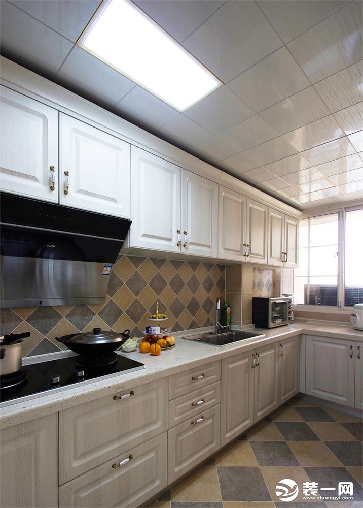 厨房比较狭长，白色整体橱柜做成L型，空间最大化利用，窗户透进来的采光，让整个厨房也显得干净明亮