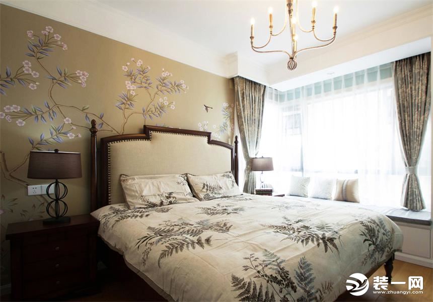 主卧美式的实木床和床头柜，咖色大气花纹的壁纸让这个卧房清新雅致，彰显大气