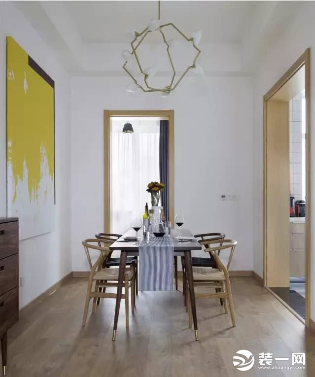 门和门框都选择了和地板一致颜色的原木色调，简易的原木餐桌椅，造型休闲独特，搭配金属吊灯，时尚活跃