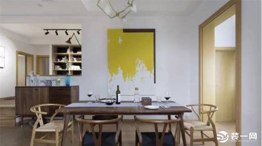餐边柜和吧台相连，墙面装饰一幅黄色的抽象画作，餐厅的背景墙也如此有情调