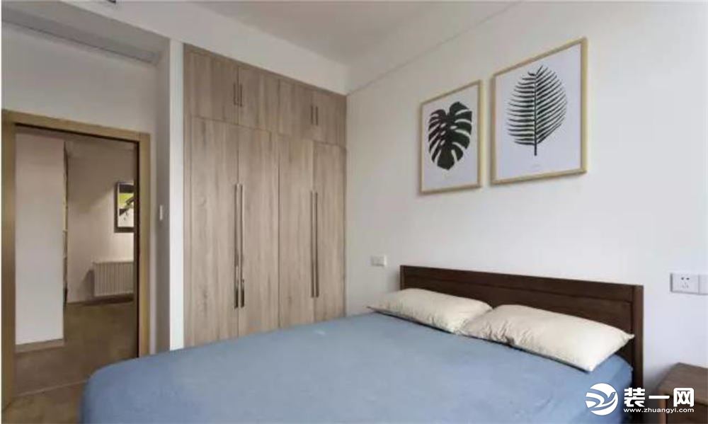次卧比较简单，原木和白色的清新搭配，床头背景的绿植挂画尽显自然活力