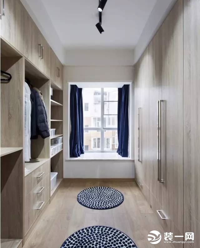 长条和厨房相对的空间布置成步入式的衣帽间，两边都是收纳柜，分区有致，收纳也方便起来。