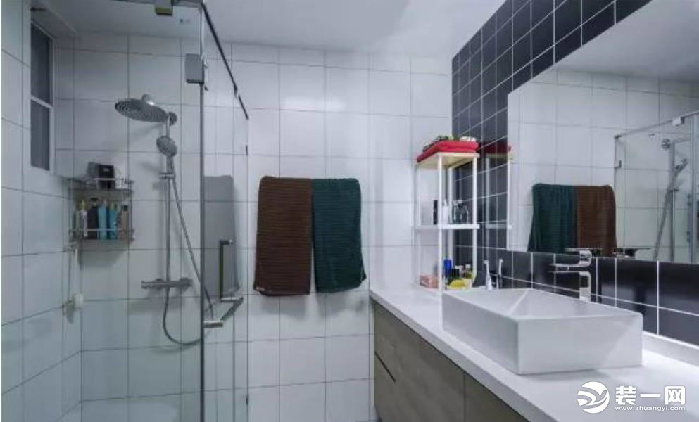 黑白灰调的主卧卫生间，虽然空间比较狭长，也做到了干湿分区，黑色的台盆背景让卫生间更有时尚感。