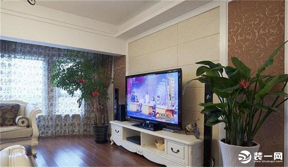 电视背景墙材质简单，效果却很大气，硬包和壁纸的结合，，摆上电视柜也很搭。