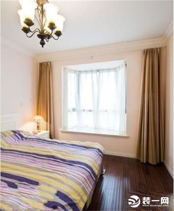 卧室，简单的实在，这一床条纹被子看似很普通，不过在色彩搭配上却给人无比自然舒服的感觉。