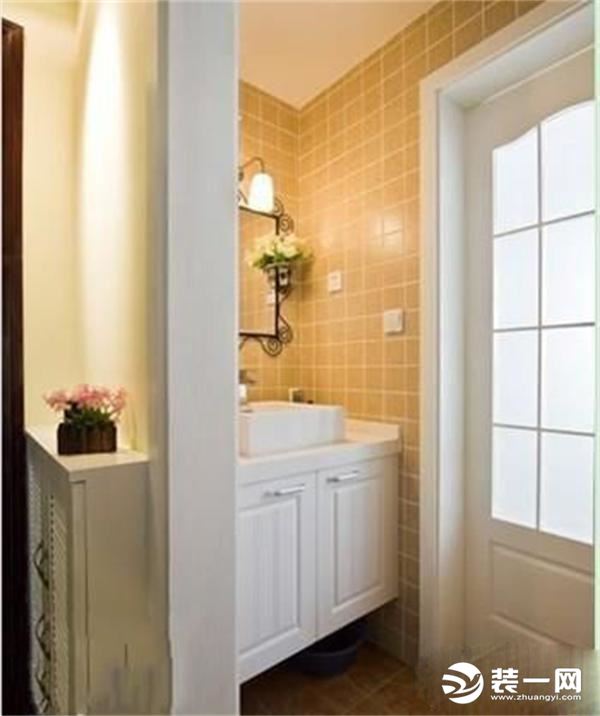 仿古砖和仿古浴室柜打造的小卫浴间，很有田园乐趣的装饰。