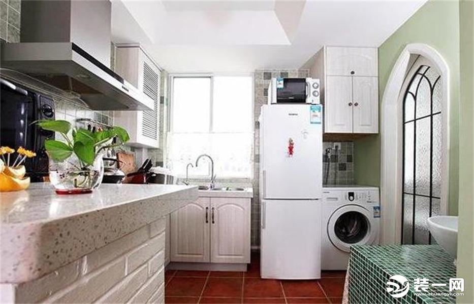 厨房里面放置冰箱的位置还打造了吊柜下面留空放洗衣机，就连卫生间的洗手盆都设计在了厨房，空间利用率很高