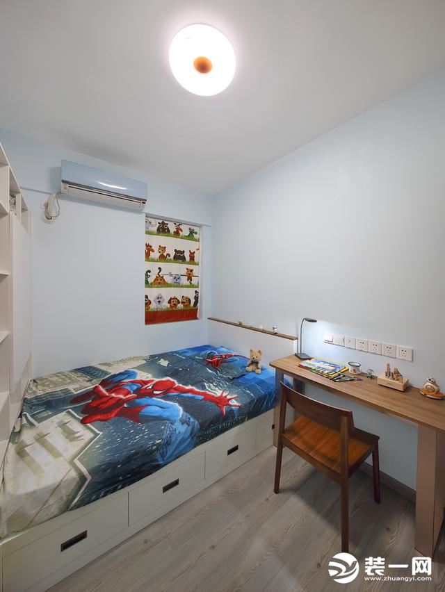 儿童房很小，床是连接柜子的榻榻米床，也有单独的写字台。