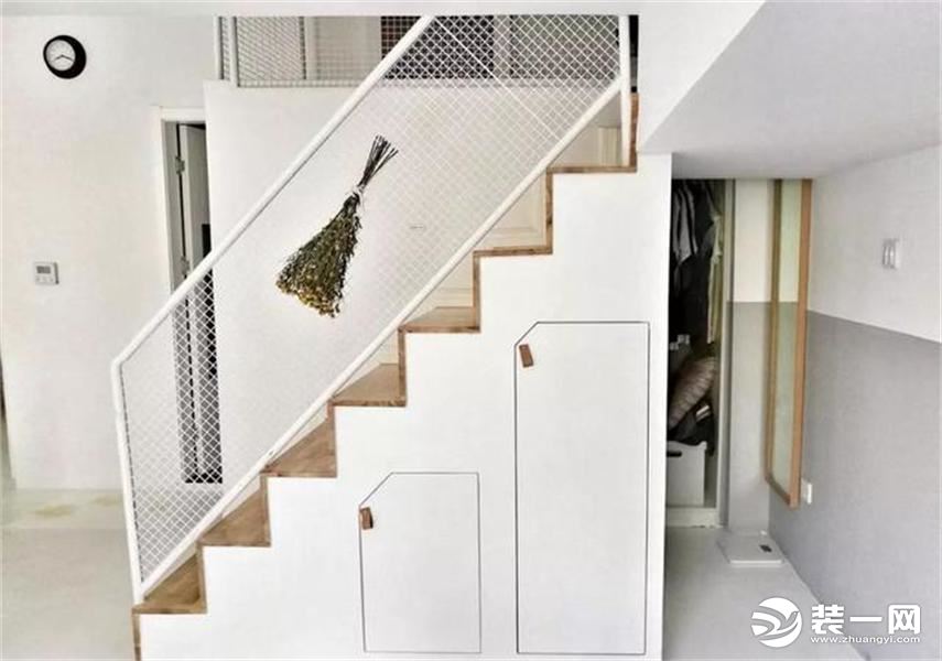 楼梯间就是衣帽间，尤其这楼梯拉出来都是一排排的隐形鞋柜。