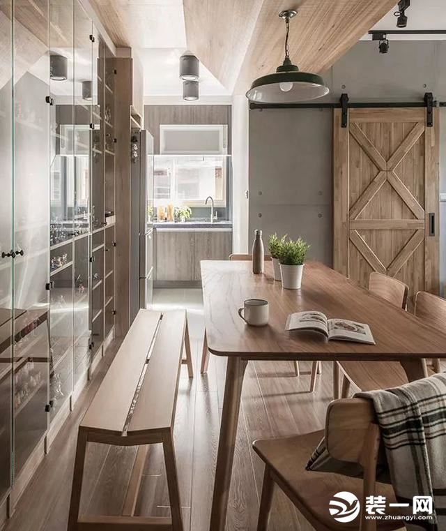 餐厅都是原木的餐桌椅，餐边柜就是一整面墙的公仔收藏，有效的把这个区域演变成一个文艺范儿的空间。