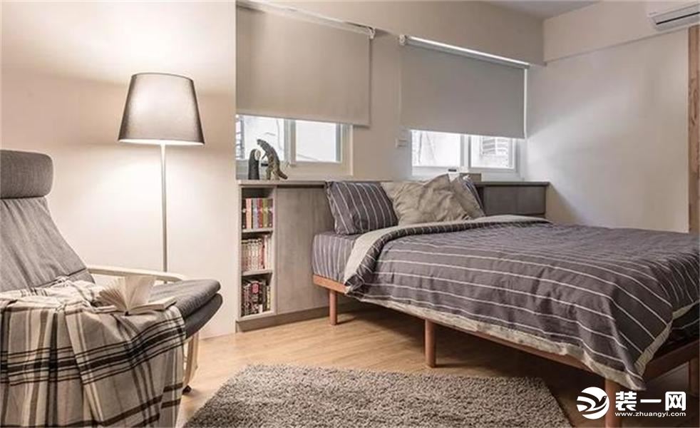 卧室这样利用飘窗，床头柜都不需要，窗户安装灰色的窗帘，基本和墙面一样的色调，也能保持舒适的睡眠。