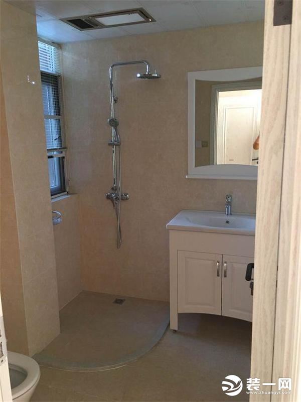 卫生间的格局很不好，水管在淋浴区和马桶之间，封上之后两侧都不适合安装淋浴房，只能装挡水沿安装浴帘