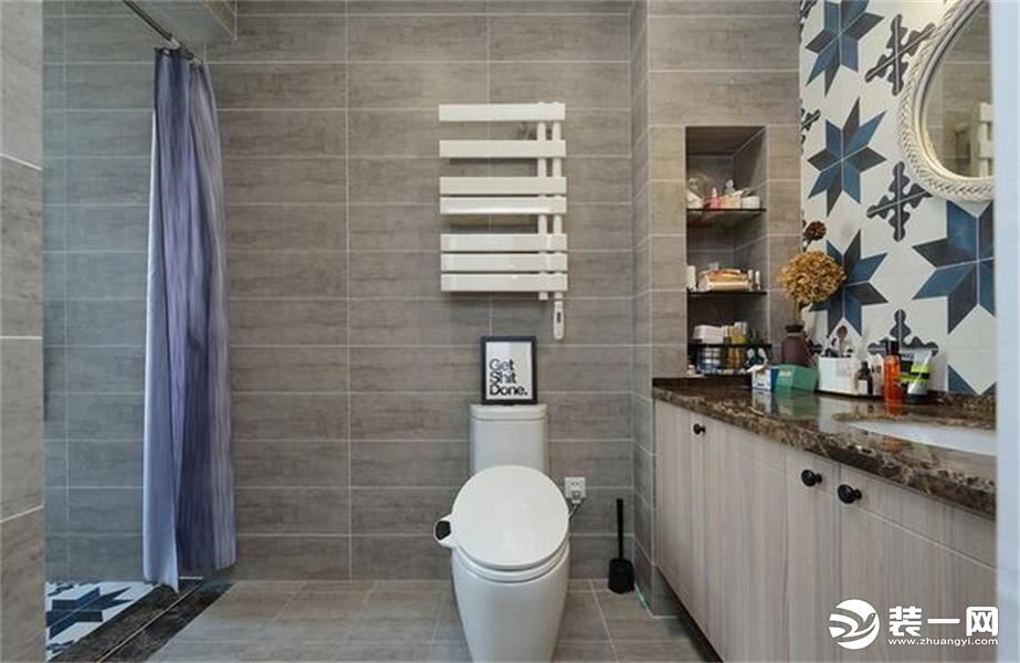 卫生间的刀把空间刚好打造成一个淋浴间，安装淋浴房都省了，安装浴帘，就是独立的淋浴房。