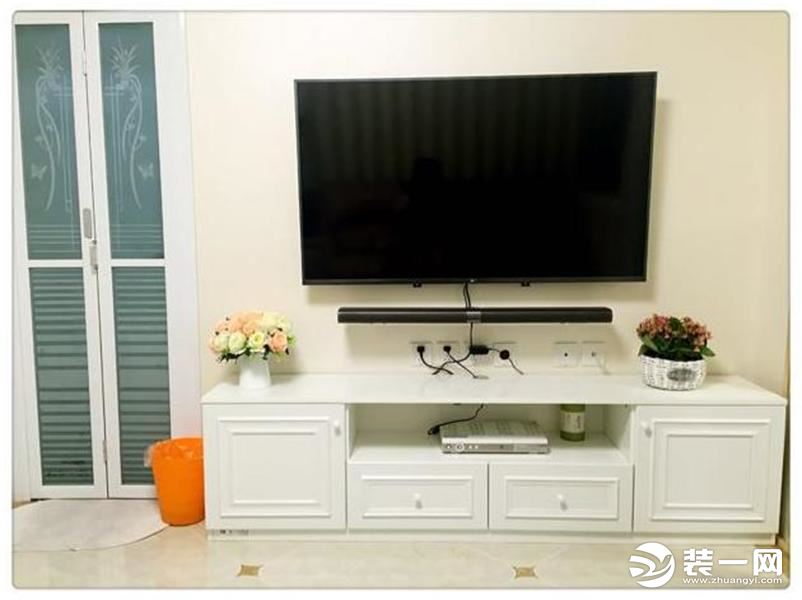 电视墙没有做造型，电视柜的尺寸也是算好的，因为墙面比较窄，带着柜子收纳也比较方便，看着干净整洁。