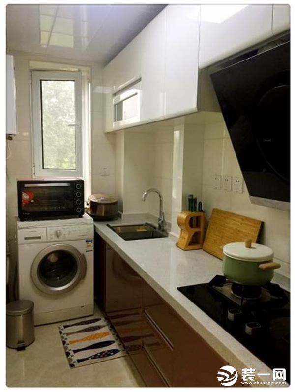 厨房是长条形的，卫生间洗衣机没有地方摆放，厨房没有做L型的橱柜，打算用石材做个固定的洗衣柜