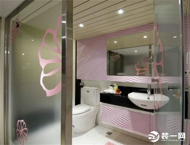 卫浴以喷砂玻璃隔间，玻璃门特地贴上刻花贴纸，和客厅语汇一致维持粉色浪漫风格。
