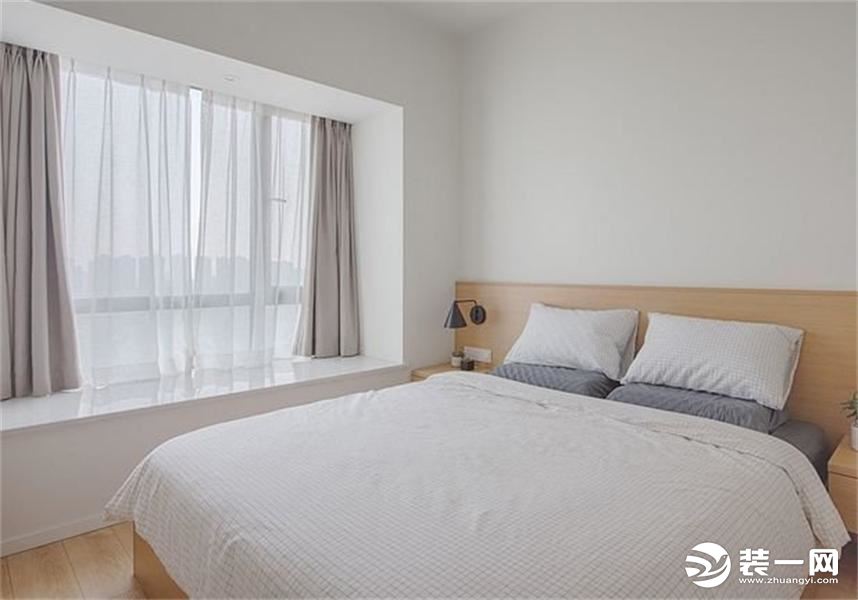主卧带着飘窗，直接贴上白色的石英石台面，灰色和白色的软帘和床品，搭配原木的床，更显清净舒适。