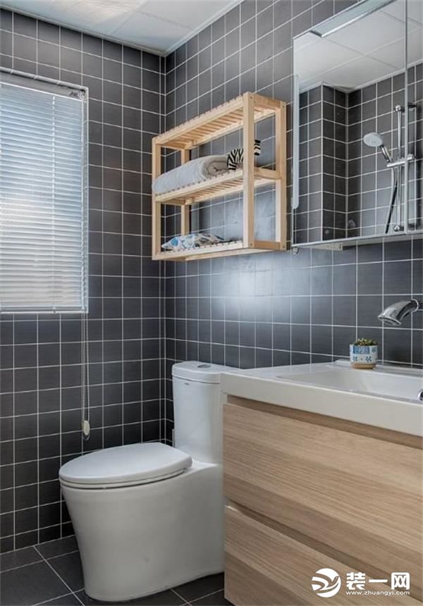 主卫比较小，没有淋浴区。坐便的上方空间要很好的利用，水泥色的瓷砖还挺有空间感的。