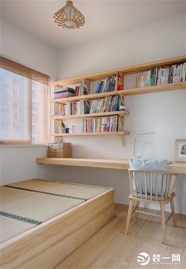 书房打造榻榻米，书桌和电视柜一样，是安装的一块隔板，有客人来的时候，这边也可以做临时的客卧，效果很赞