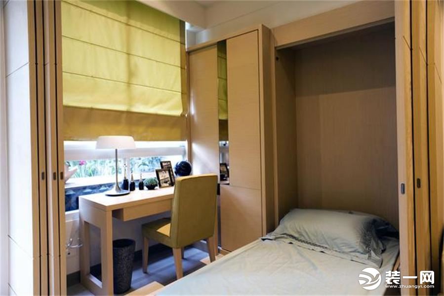 这就是客厅隔出来的小卧室，孩子生活学习都可以有独立的空间。