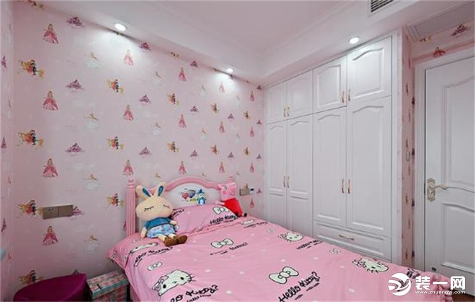 女儿的房间，打造成了萌萌的粉色系。