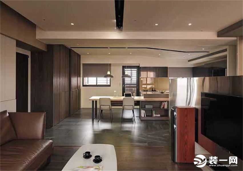 开放式的设计让客厅与餐厨区模糊了空间界线，透过自然温润的板岩瓷砖与木质地板来界定餐厅与客厅。