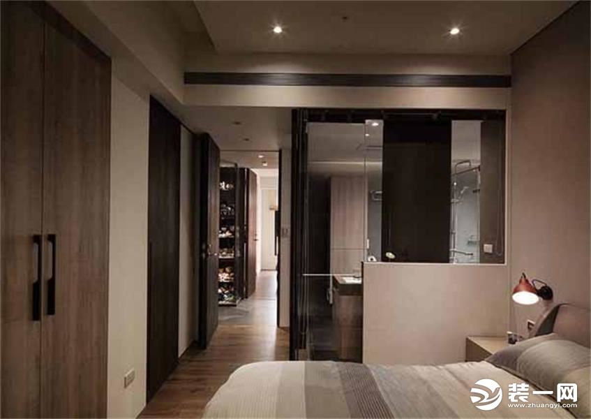 将卫浴设置于入口处，结合灰玻材质让卧室与卫浴空间做连接，创造出饭店式空间设计。