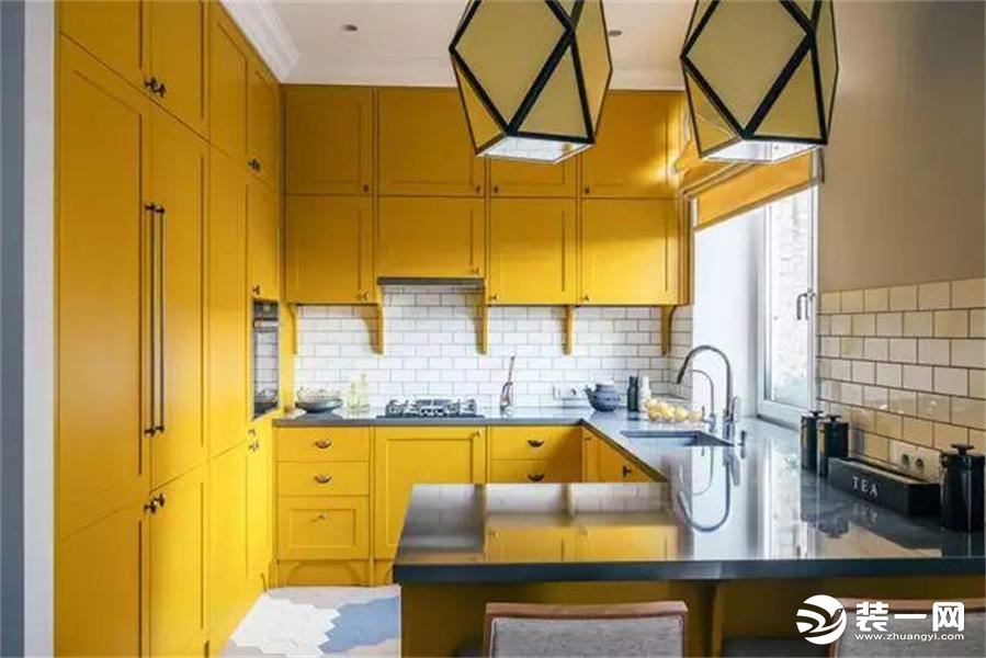 廚房整個櫥柜都是用明黃色，內嵌式的櫥柜安裝看起來更整潔大氣，用色看起來卻像一個美食欄目的廚房。