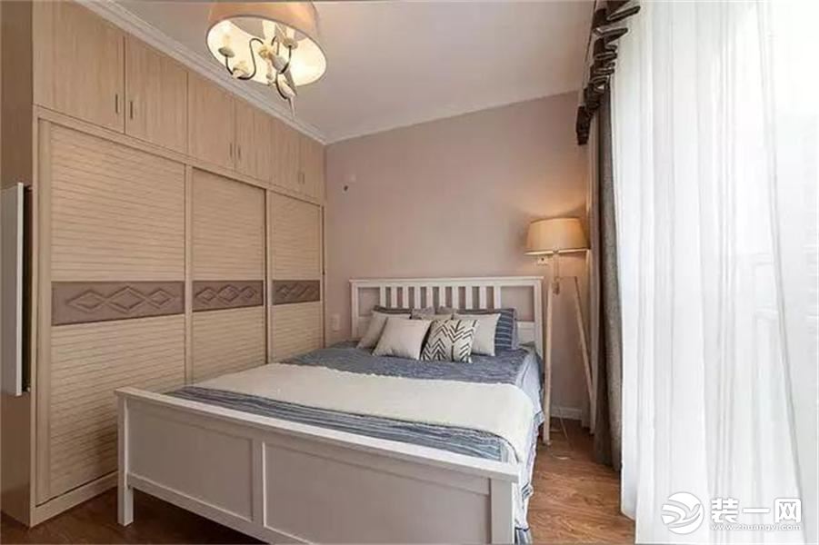 卧室顶面圈了一圈石膏线，哪怕只是简单的大衣柜和床，都显得这个卧室很温馨。