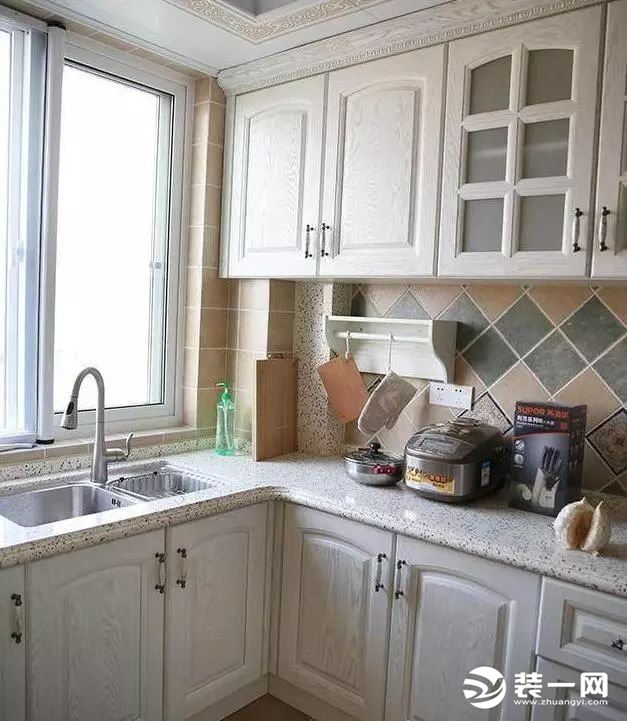厨房安装的推拉门，白色开放漆的整体橱柜和整体风格也很搭配，墙砖都是仿古的小方砖，斜铺更显档次。