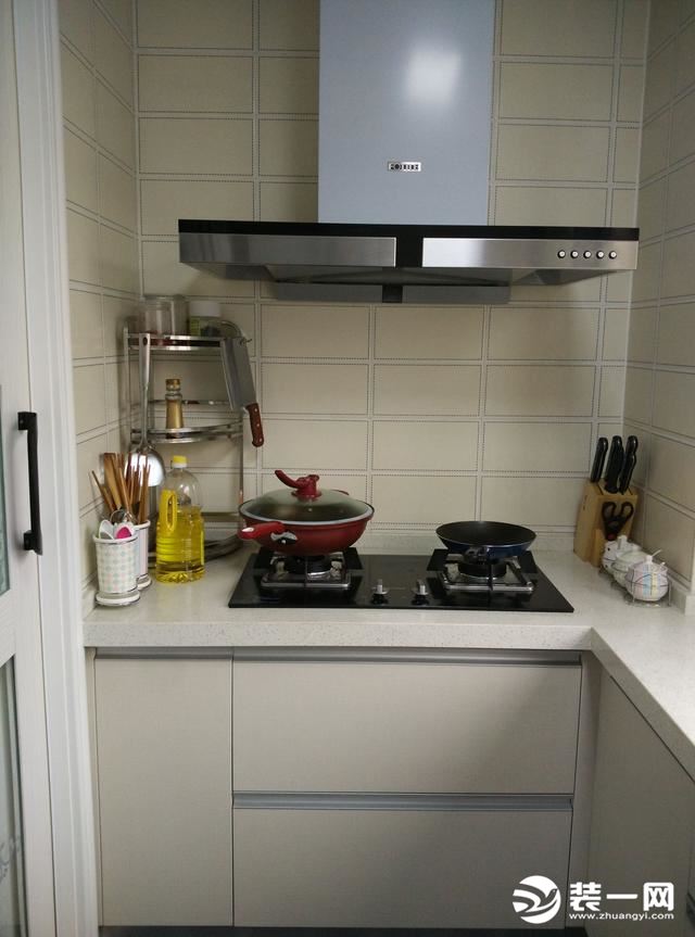 厨房设计成L型的橱柜，厨房还算普通，唯一比较亮眼的地方就是厨房放置一个可以升降的凳子