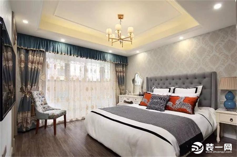 传统的美式在色调上使用非常关键，做旧蓝色和大花朵的窗帘，把卧室装扮得极富舒适感。