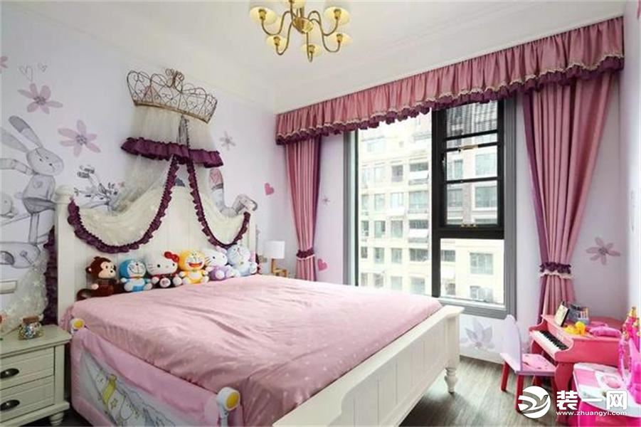女儿的房间比较萌，窗帘布艺等都是公主范儿的，很具童趣感。