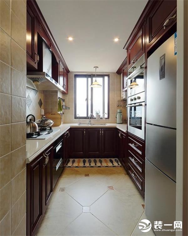 厨房的橱柜也是实木的门板，台面做成浅色的石英石的，搭配起来很显档次。