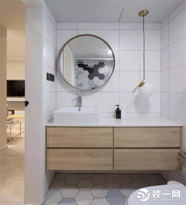 卫生间只有一个，做成干湿分离的，安装方形的淋浴房，淋浴背景墙还用六角花砖装饰，