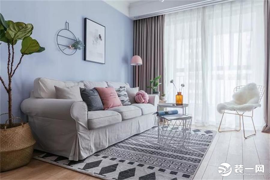 客厅的墙面整体都刷成淡蓝色，搭配米灰色的布艺沙发，落地窗都是白色的纱幔，整体颜值是真高，还特别梦幻