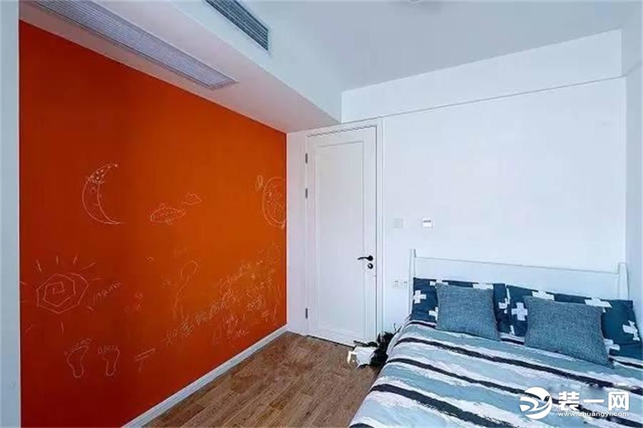 孩子的房间比较小，为了让孩子平常能随意发挥想象力，一整面墙都刷成橙色的黑板墙，可以随意涂鸦创作了。