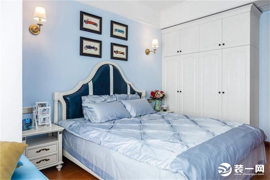 主卧的床也是美式地中海风格，墙面依然是淡淡的海蓝色，搭配床和床品，说不出的清新淡雅。