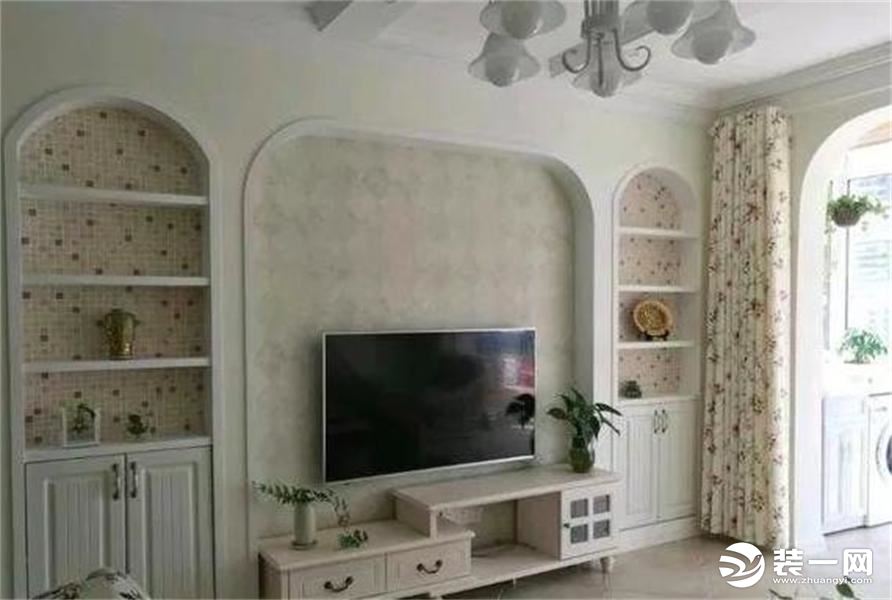电视墙不光用了石膏板装饰，还采用了壁纸，柜子，马赛克等等，非常漂亮，