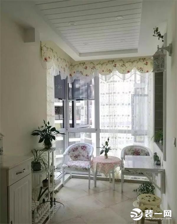 厨房带着一个小阳台，打扮一番变成了休闲空间，喝茶聊天，读书娱乐都可以在这边进行。